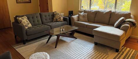 Televisio, takka, työhuone