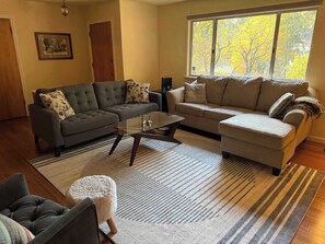 تلفزيون، مدفأة، مكتب