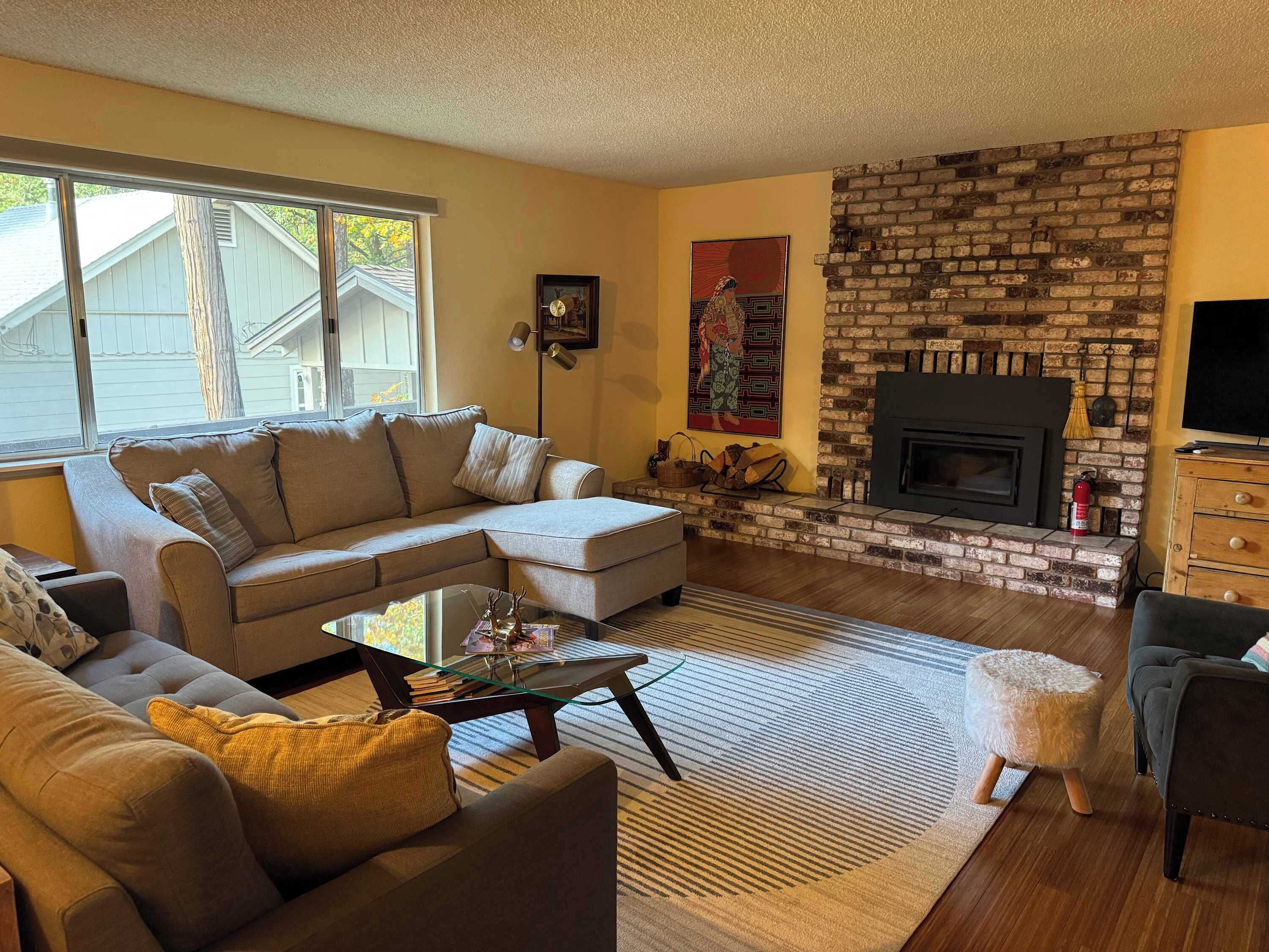 Televisio, takka, työhuone