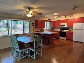Frigorífico, microondas, horno y placa de cocina