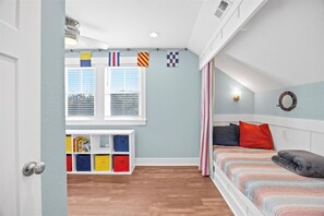 4 habitaciones, escritorio y tabla de planchar con plancha 