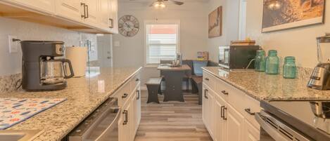 Jääkaappi, mikroaaltouuni, uuni, liesi