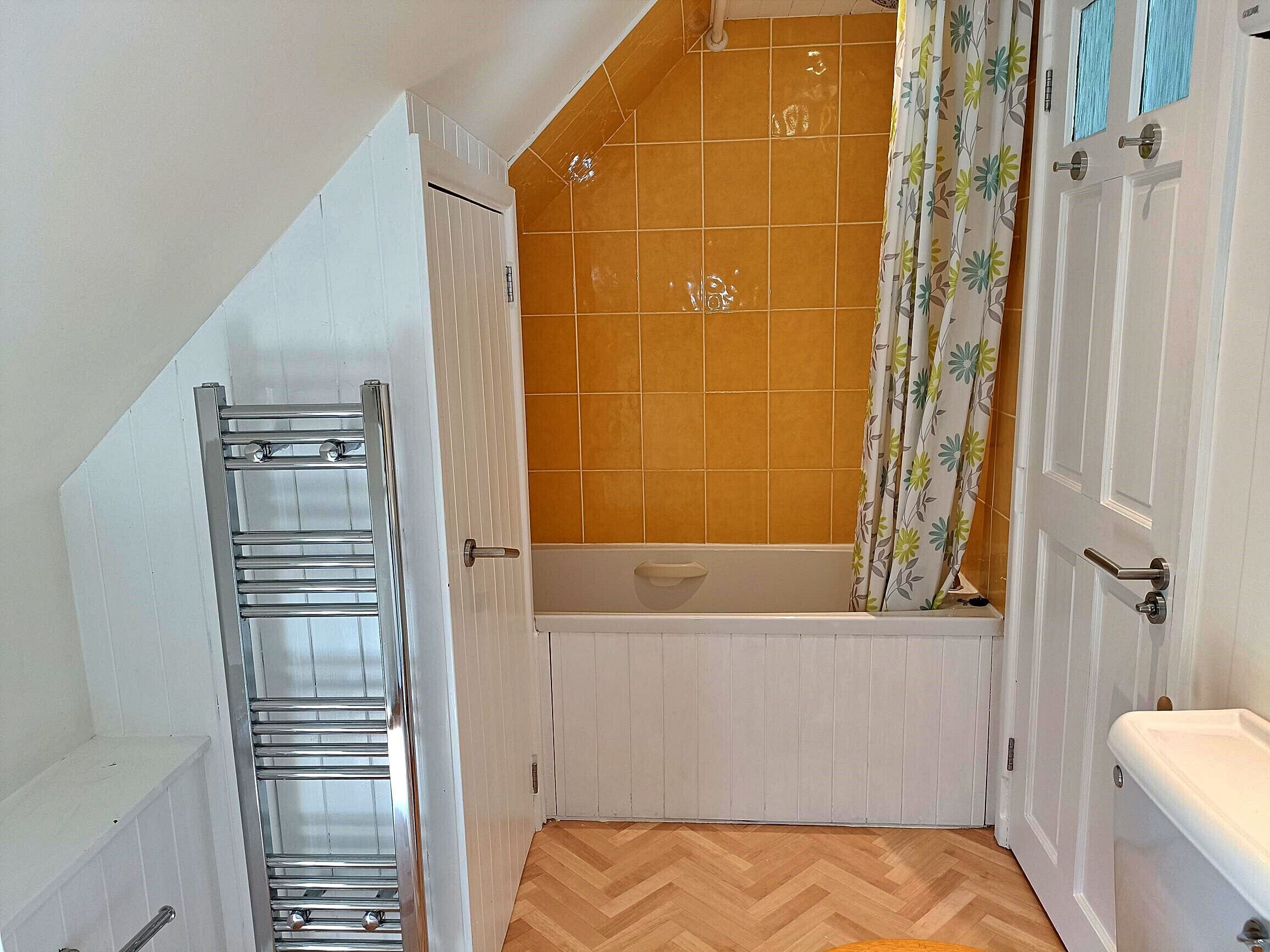 Chuveiro, toalhas de banho