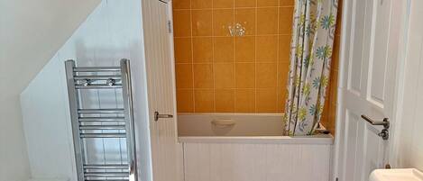 Chuveiro, toalhas de banho