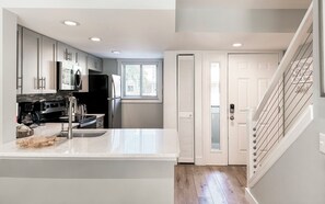 Kylskåp, mikrovågsugn, ugn och spishäll