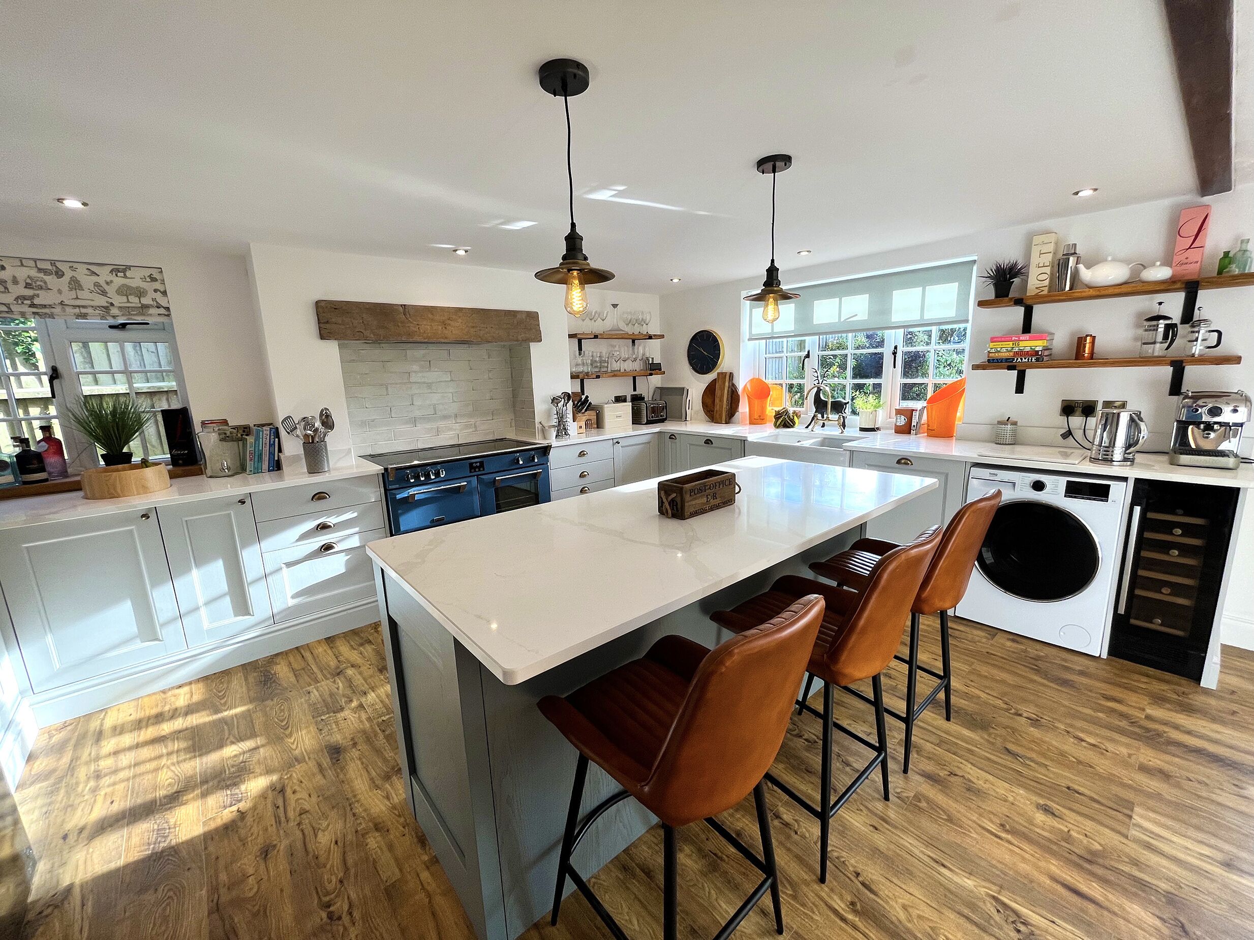 Geladeira, lava-louças, chaleira elétrica, torradeira