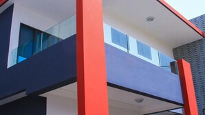 Un bâtiment moderne à la structure à deux étages, doté de grandes fenêtres et d’un mur d’accent de couleur rouge.