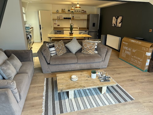 Cotswolds Large 4 Bed House Parking-Wifi