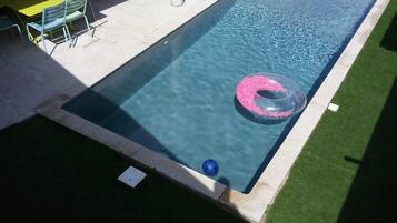 Een buitenzwembad en een verwarmd zwembad