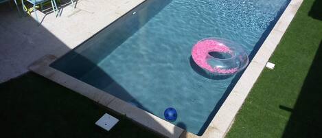 Een buitenzwembad en een verwarmd zwembad