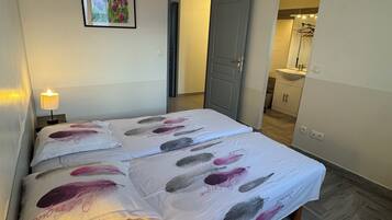 4 bedrooms, travel cot, WiFi