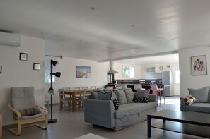 TV connectée, table de tennis de table, livres