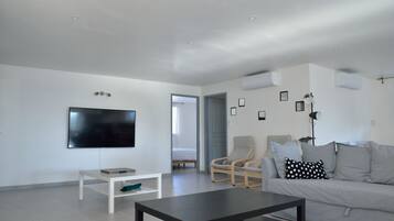 Smart-tv, een tafeltennistafel en boeken