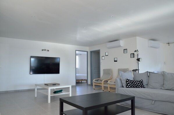 TV connectée, table de tennis de table, livres