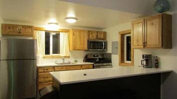 冷蔵庫、電子レンジ、オーブン、コンロ