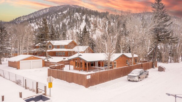 Exterior - In Town-Red River3Bed3Bath, In Town of Red River 3Bed 3Bath (Red River)