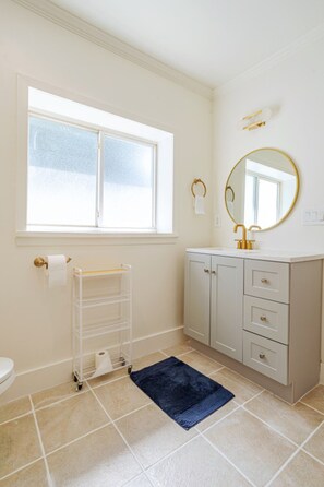 Sèche-cheveux, serviettes fournies