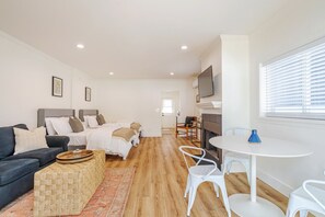 1 chambre, bureau, fer et planche à repasser, lit parapluie