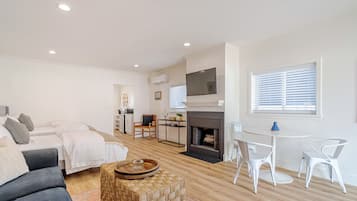 Smart TV, lareira, livros