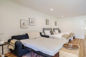 1 makuuhuone, työpöytä, silitysrauta/-lauta, vauvan matkasänky