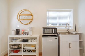 Jääkaappi, mikroaaltouuni, kahvin-/teenkeitin