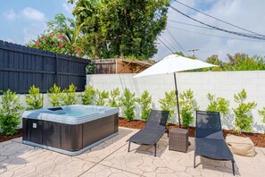 Terrace/patio - Private Guest unit Universal Studios hot tub fire pit (Van Nuys)