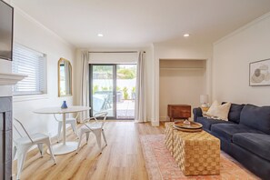 Smart TV, chimenea y libros 