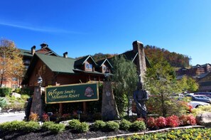 Exterior - July 4th! Views! Top of mountain! Pet! 1BD1BA Premium; Sleeps 4 (Gatlinburg)