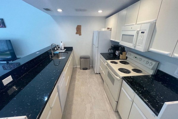 Een koelkast, een magnetron, een oven, een kookplaat