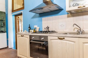 Réfrigérateur, un four, surface de cuisson, cafetiÚre-théiÚre