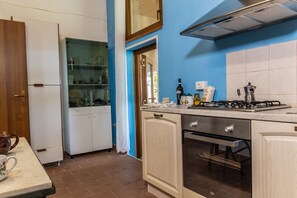 Kjøleskap, ovn, kokeplater og kaffetrakter/tekoker