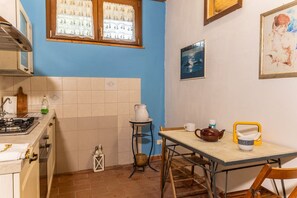 Réfrigérateur, un four, surface de cuisson, cafetiÚre-théiÚre