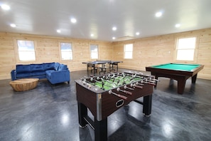 Family Room | Game room - Matterhorns Lodge (Hunter)