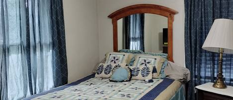 4 bedrooms, desk, free WiFi, bed sheets