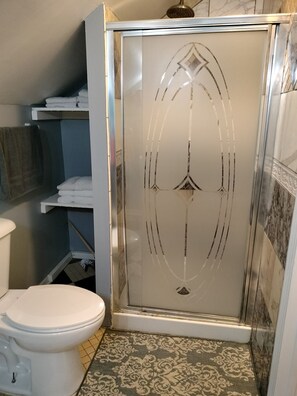 Shower, towels, soap, shampoo - Experience football fun! 4BR/2Bath Independence retreat near Arrowhead (Sugar Creek)