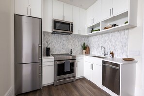 Fridge, microwave, oven, stovetop - Elevate your escape! (Pensacola)