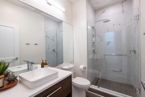 Douche, sèche-cheveux, serviettes fournies