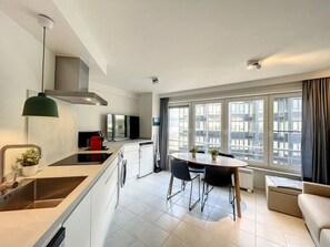 Réfrigérateur, micro-ondes, plaque de cuisson, lave-vaisselle