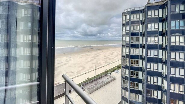 A high-rise building with a view of a beach and ocean. - Flat Vendome - Studio with seaview (Middelkerke)