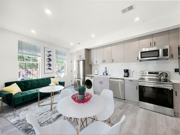 Réfrigérateur, micro-ondes, four, plaque de cuisson