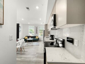 Réfrigérateur, micro-ondes, four, plaque de cuisson