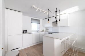 Coffee/tea maker, fridge, dishwasher, toaster