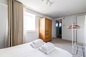 2 Schlafzimmer, Bügeleisen/Bügelbrett