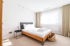 2 habitaciones y tabla de planchar con plancha