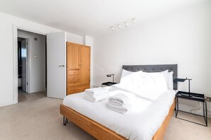 2 bedrooms, iron/ironing board - Eighth Floor 2-Bed, 2-Bath Apt (London)