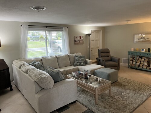 Beautiful Canal Front Home with dock and lift. Pet friendly!
