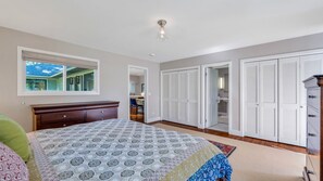 6 bedrooms, iron/ironing board, WiFi, bed sheets - Spacious Litchfield County Lake House steps away from Lake Waramaug Perfect... (New Preston)