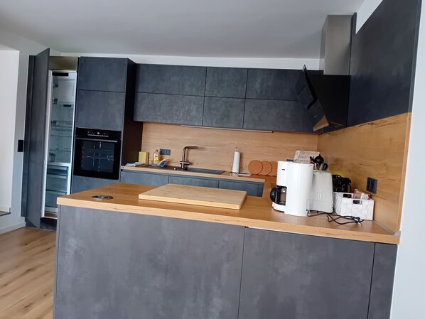 Kühlschrank, Mikrowelle, Herdplatte, Geschirrspüler