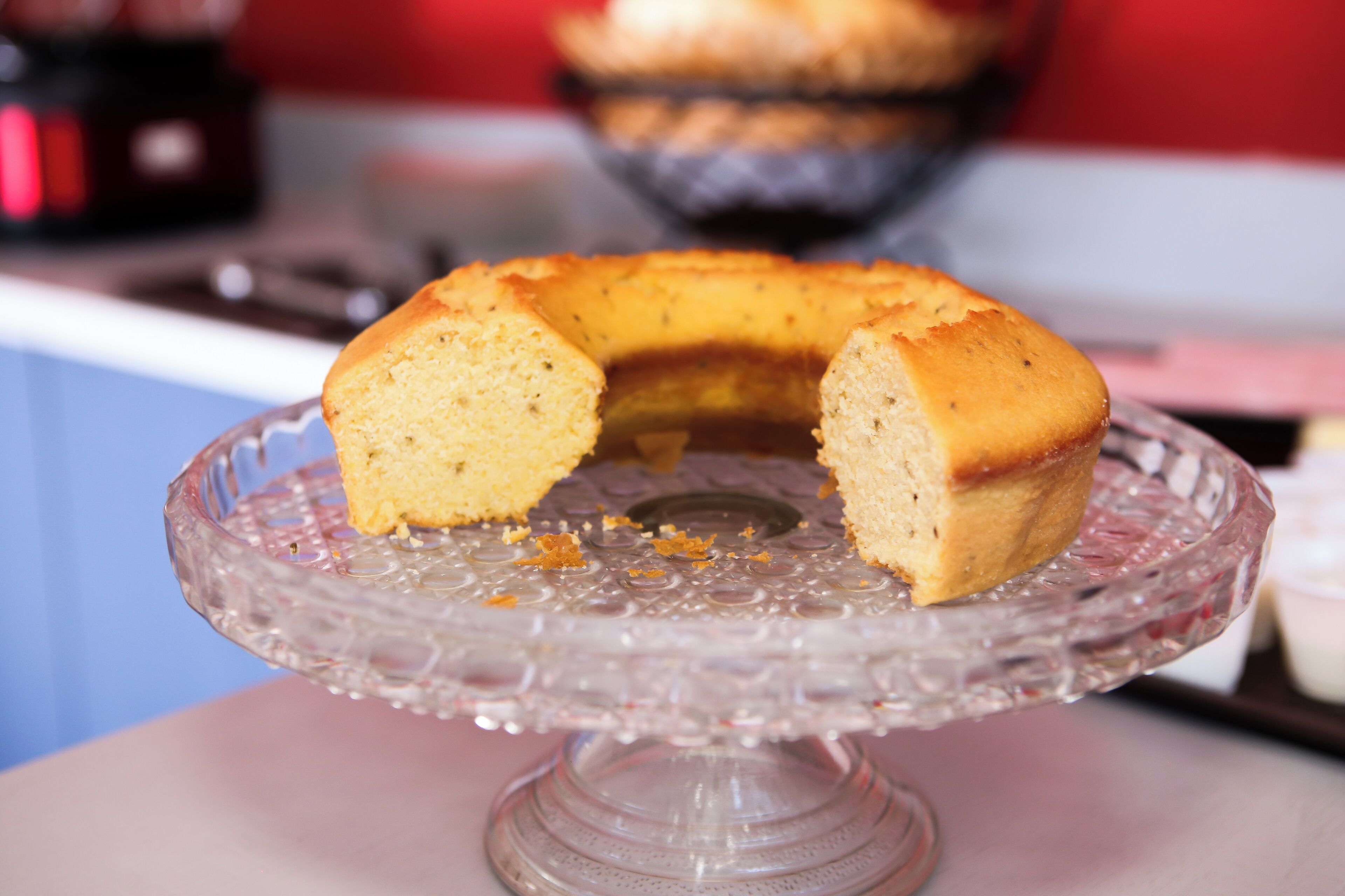 Ein Kuchen auf einer transparenten Kuchenglaseinsatz.