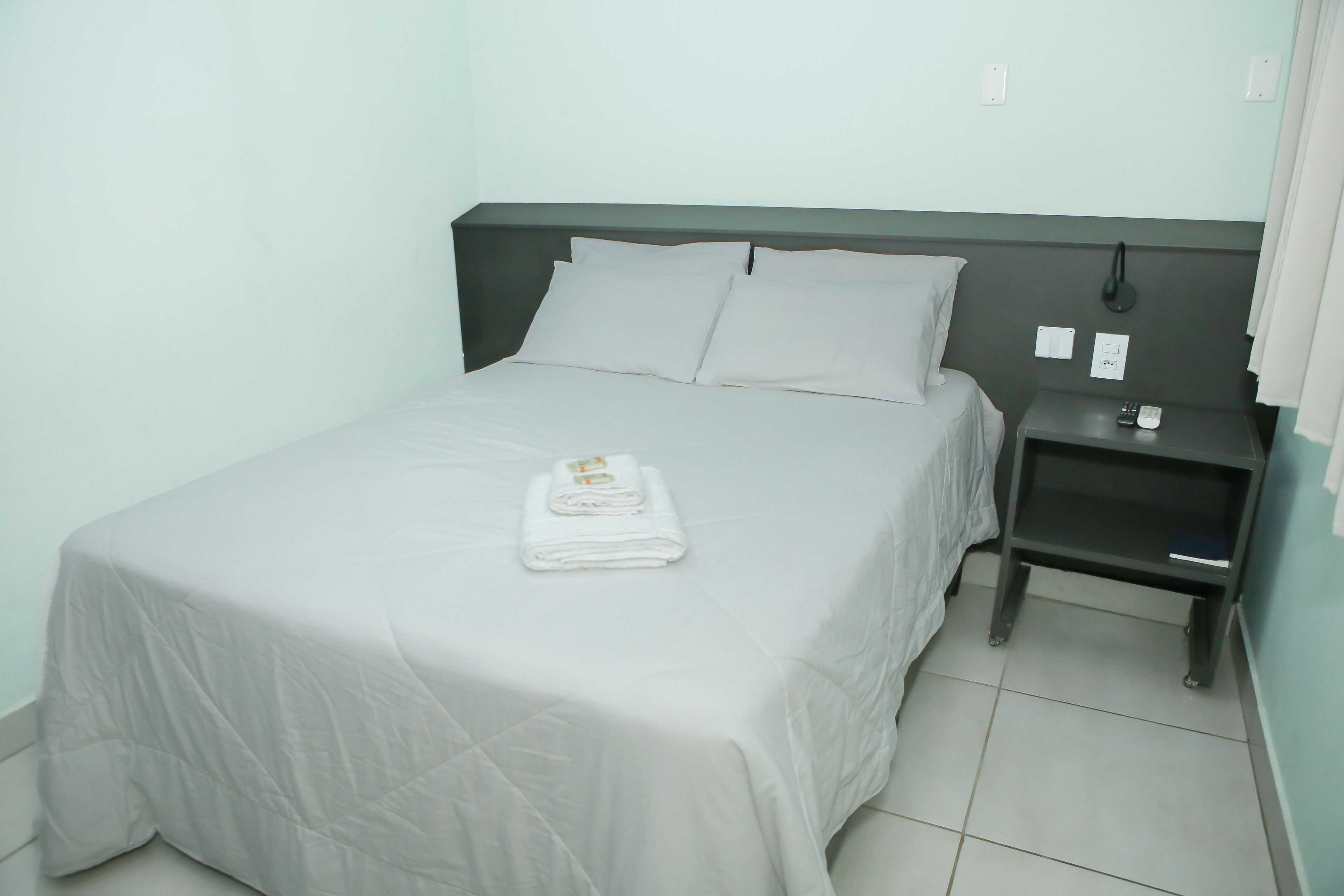 Habitación estándar con 1 cama matrimonial o 2 individuales | Cortinas blackout, tabla de planchar con plancha y wifi gratis 